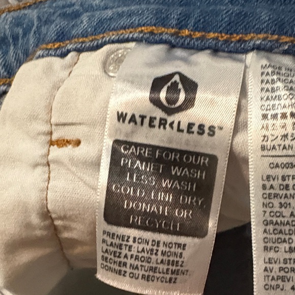 2/$10
Levi’s jeans shorts distressed High Rise 501  EUC button fly size 28 - Picture 5 of 11